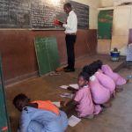Photo 1 : A l’école Tombo 2 de Conakry, des élèves, faute de place, sont contraintes de s’asseoir par terre et d’utiliser l’estrade comme table.