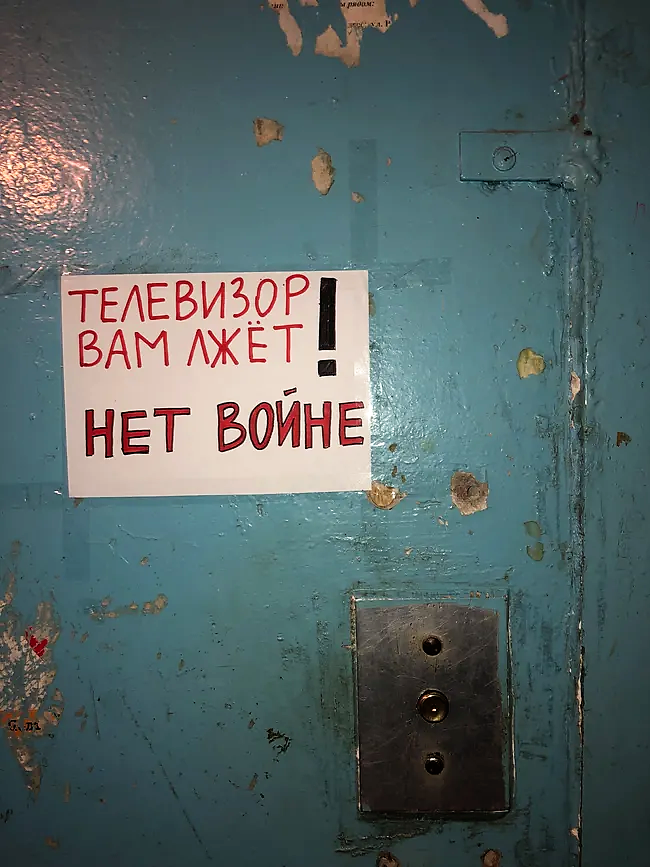 La télévision vous ment, non à la guerre" affiché sur une porte dans une ville russe
